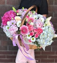 Композиция солнечный день в Новозыбкове Цветочная композиция из Розы, Хризантемы, Пионы и Лизиантусы в корзине в Новозыбкове