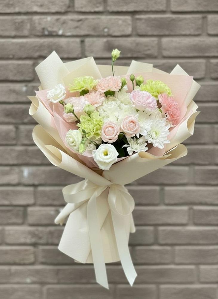 Букет цветов из: Гвоздики, Розы, Лизиантусы и Хризантемы в Новозыбкове