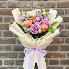 Букет цветов из:  Лизиантусы и Розы в Новозыбкове