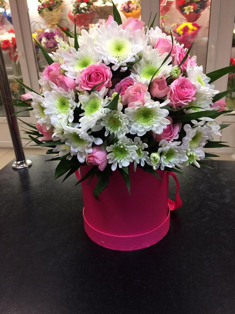 Цветочная композиция из Розы и Хризантемы в шляпной коробке в Новозыбкове