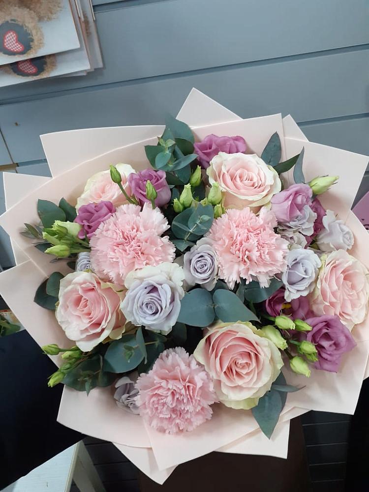 Букет цветов из: Розы, Гвоздики и Лизиантусы в Новозыбкове