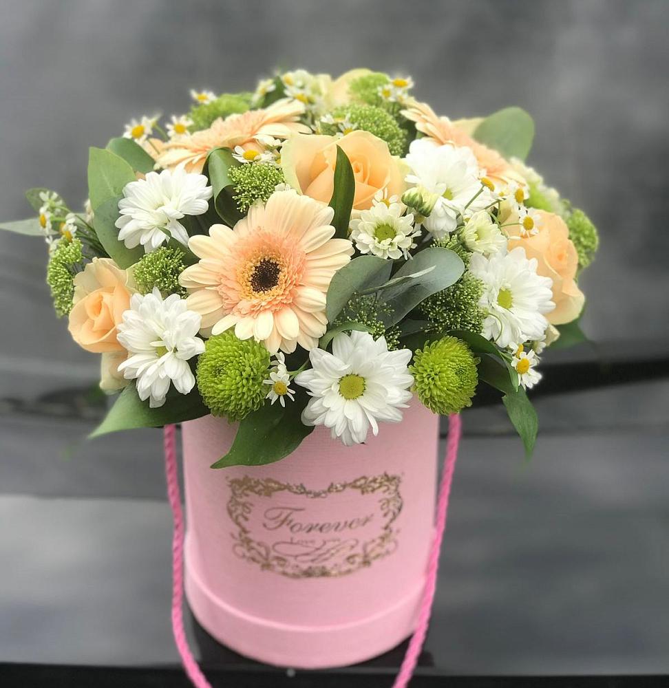 Цветочная композиция из Розы, Герберы и Хризантемы в шляпной коробке в Новозыбкове