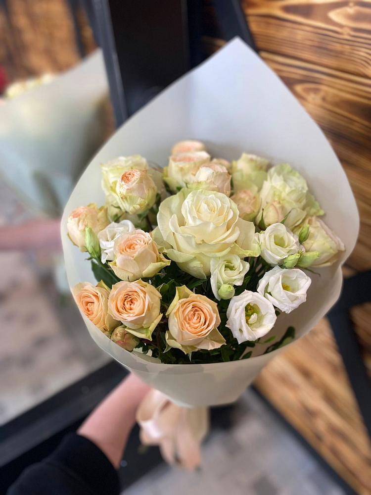 Букет цветов из: Розы и Лизиантусы в Новозыбкове